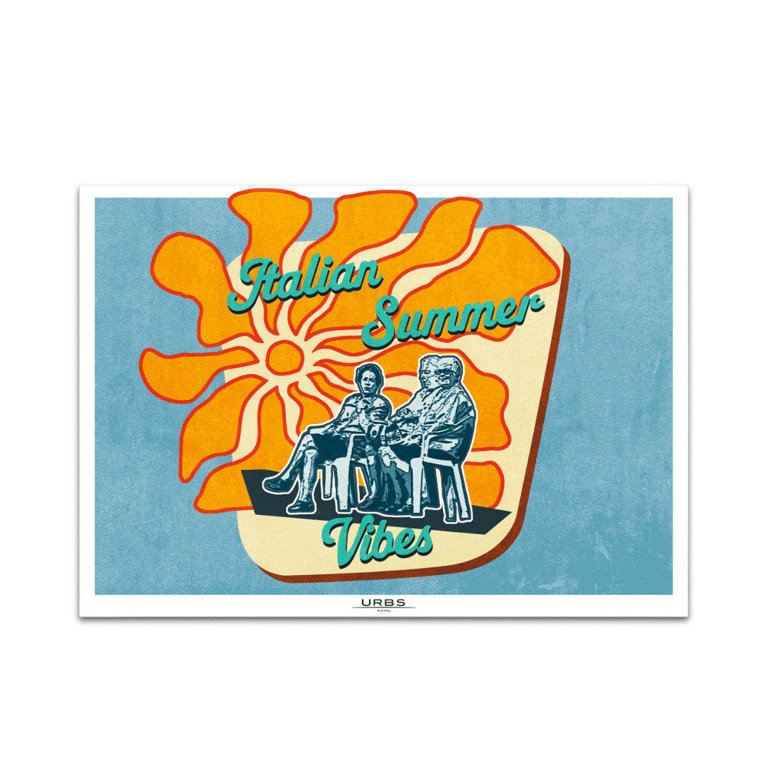Illustrazione grafica con la scritta "ITALIAN SUMMER VIBES" e anziani seduti su sedie di plastica all'aperto